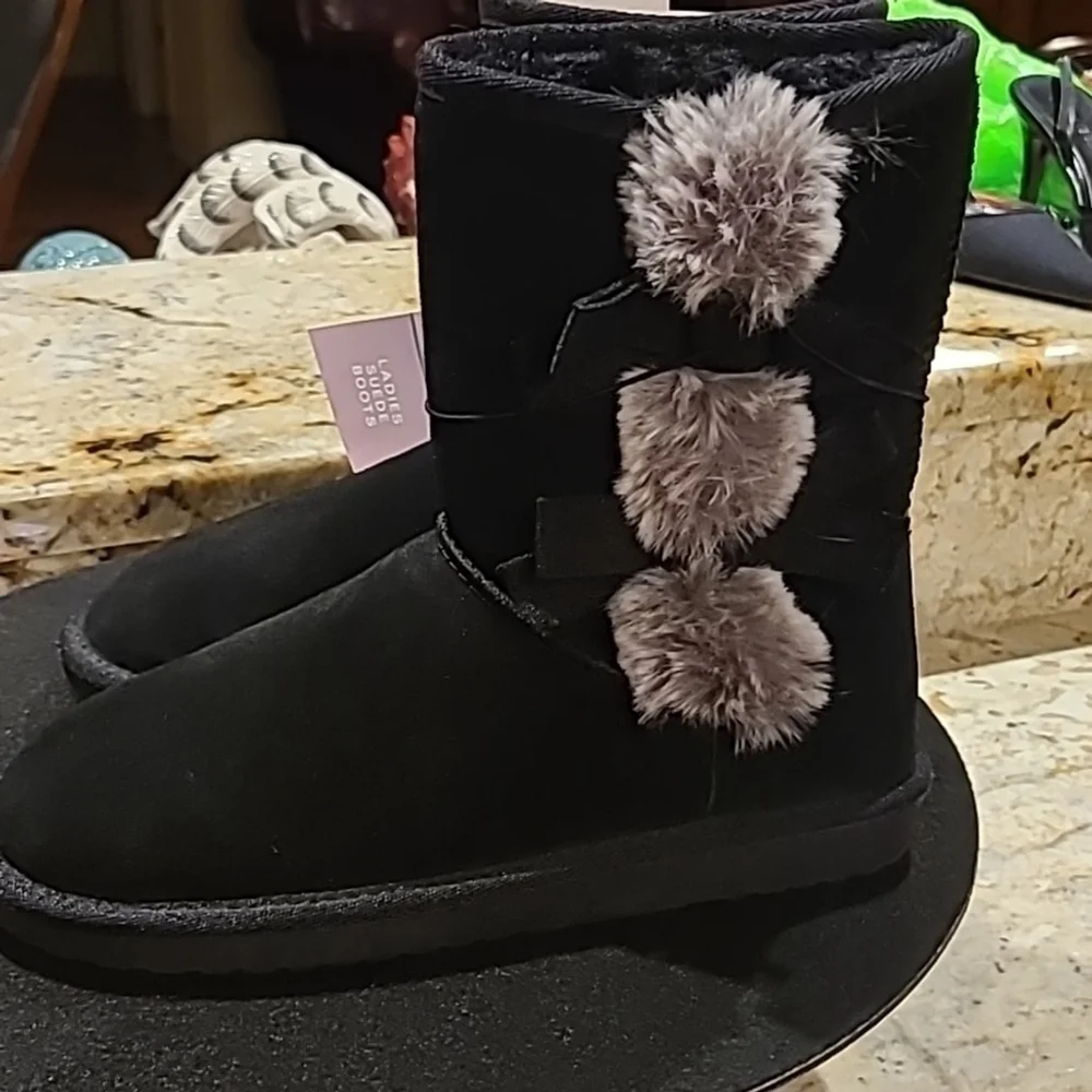 Serra Ladies Suede Boots sz 7. New with tags. (#923) black and gray boot.